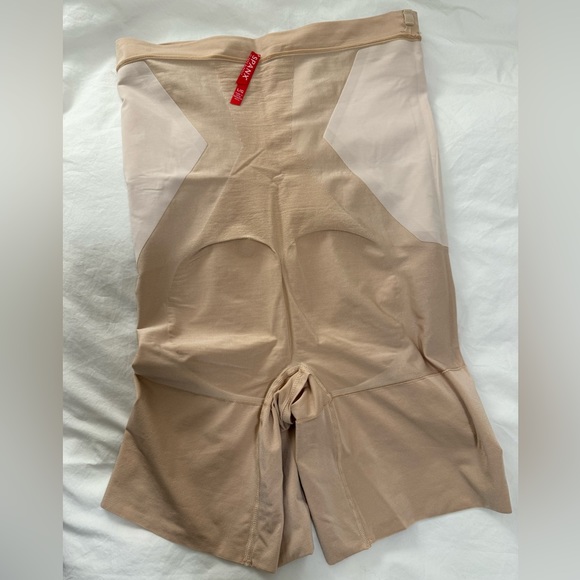 Spanx OnCore High-Waisted Mid-Thigh Short - Picture 6 of 11